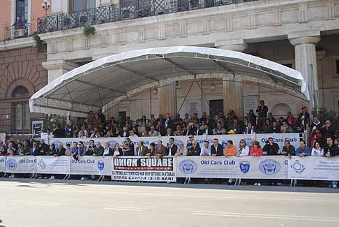 Auto storica - Tribuna donore difrante al'area paddock in piazza Prefettura a Bari