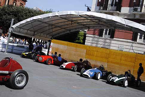 Auto storica - Panoramica monoposto d'epoca di Formula 1 e Formula 2 nell'area paddock