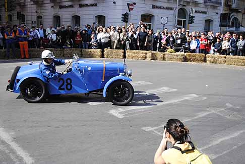 Auto depoca - Macchine storica in gara al Gran Premio di Bari 2010 con bandiera Inglese