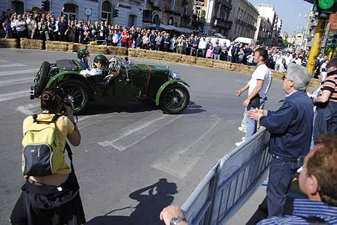 Auto storica - Vettura storica MG che affronta la curva al Gran Premio di Bari 2010