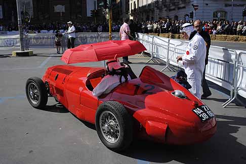 Macchina storica - Auto d'epoca biposto nell'area paddock in attesa della partenza al Gran Premio di Bari
