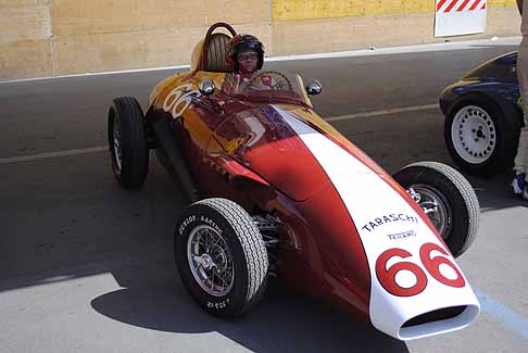 Macchina storica - Monoposto Taraschi Teramo con gomme Racing Dunlop guidata da una donna
