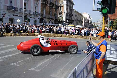 Auto storica - Bolide in pista al Gran Premio di Bari per la gara di regolarit con il copilota femminile che controlla il tempo 2010