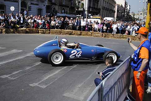 Macchina storica - Monoposto da competizione azzurra al GP di Bari che affronta la curva