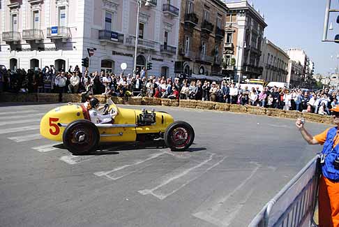 Auto storica - Macchina depoca nel circuito cittadino di Bari per la rievocazione storica del Gran Premio di Bari di Formula 1