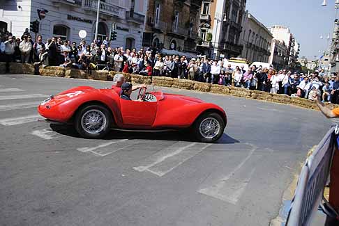 Auto storica - Vettura depoca in pista nel circuito cittadino di Bari per la rievocazione delle gare Formula 1 tenutesi a Bari dal 1947 al 1956