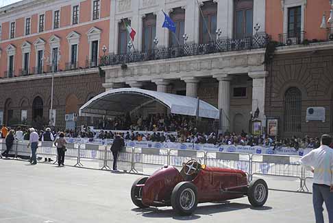 Auto storica - Panoramica della tribuna donore di fronte al palazzo della prefettura a Bari
