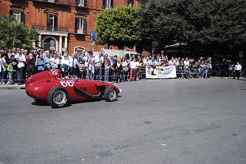 Monoposto storica - Bolide Rosso in pista per la gara di regolarit