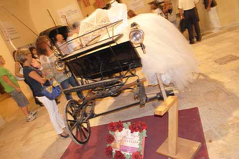 Ferragosto - Carrozza storica utilizzata per matrimoni con abito da sposa