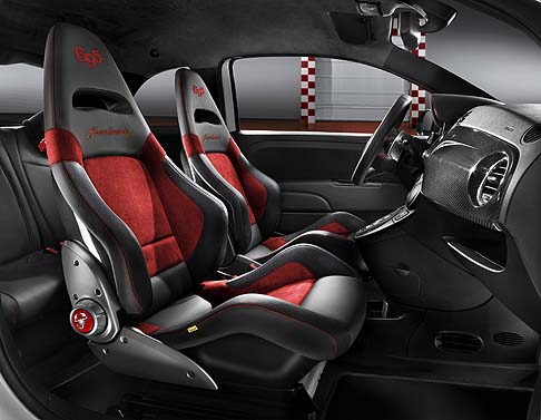 Abarth - Gli interni della 695 Record offrono sedili Abarth Corsa by Sabelt in pelle nera con inserti in Alcantara e cuciture di colore rosso. Pedaliera e il battitacco sono in alluminio. 