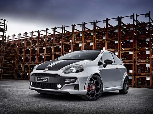 Abarth - La nuova Abarth Punto Supersport arricchisce la propria personalit unendo la sportivit del marchio con una particolare caratterizzazione di design e stile.