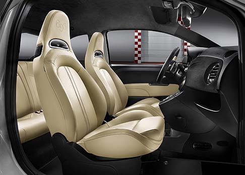 Abarth - A bordo della 695 Black Diamond troviamo i sedili interamente in pelle di colore beige sabbia, eleganti e confortevoli. Ilvolante, in pelle nera,  impreziosito da inserti in pelle beige e mirino tricolore.