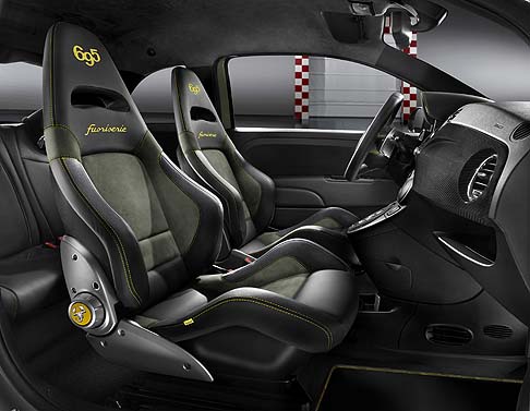 Abarth - Allinterno della 695 Hype spiccano i sedili Abarth Corsa by Sabelt in pelle nera con inserti in Alcantara verde militare sono ricamati con i loghi 695 e fuoriserie in giallo. 