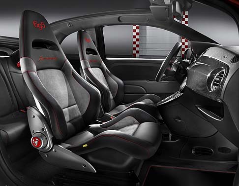 Abarth - La 695 Scorpione esposta a Ginevra presenta una livrea di colore nero lucido con cofano opaco su cui  realizzata una banda passante attraverso un trattamento di lucidatura. 