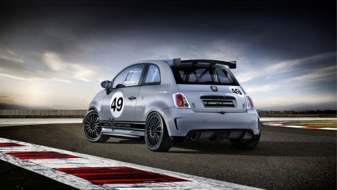 Abarth - Partendo dalle vetture stradali, il top in fatto di sportivit  rappresentato dalla nuova 695 Assetto Corse, la nuova piccola supersportiva destinata alle competizioni su pista. 