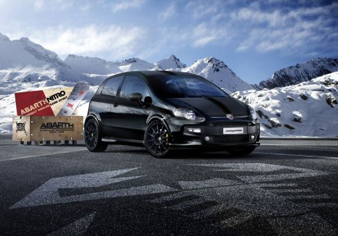 Abarth - Prodotta in soli 99 esemplari, l'Abarth Punto scorpione viene proposta nella tonalit nera metallizzata con elementi opachi a contrasto. 