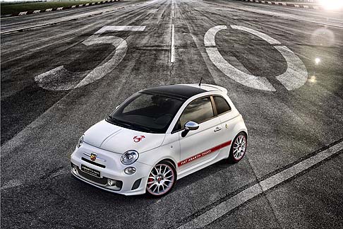 Abarth - La verniciatura, bianco tristrato opaco, fa da sfondo a dotazioni come i fari allo Xenon con funzione anabbagliante e di profondit e al tetto apribile.