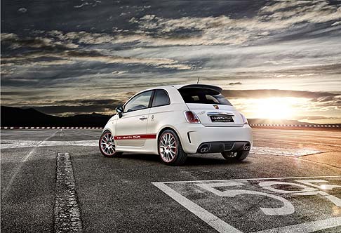 Abarth - Le prestazioni sono, infine, assicurate, dal brillante motore 1.4 T-Jet da 180 CV, abbinato a un cambio Abarth Competizione. 