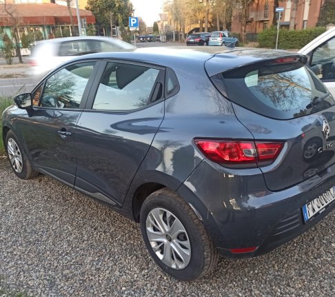 Vendo auto usate - Acquistare auto usate Renault Clio 2023 foto fatta ad un concessionario nella provincia di Reggio Emilia