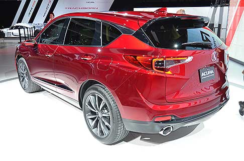 Acura - La RDX Prototype offre anche un head-up display, connettivit wi-fi, Surround View Camera e sistemi di sicurezza con il Blind Spot Information.