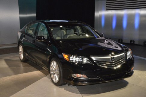 Acura - Attesa per la fine del 2013 la vettura offre unestetica curata e dimensioni che non passano inosservate.