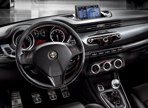 Alfa Romeo - Il nuovo allestimento  riconoscibile da un badge esterno dedicato, assetto sportivo ribassato, cerchi in lega da 18 pollici a turbina con trattamento scuro, minigonne laterali e l'impianto frenante maggiorato Brembo con pinze rosse.