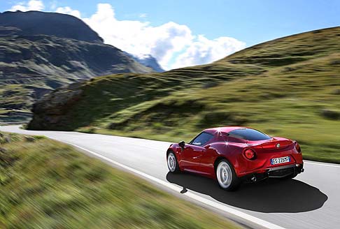 Alfa Romeo - Supercar accessibile, lAlfa Romeo 4C offre il nuovo 4 cilindri 1750 Turbo Benzina ad iniezione diretta a 200 bar, che raggiunge valori di coppia e di potenza specifica ai vertici di categoria.