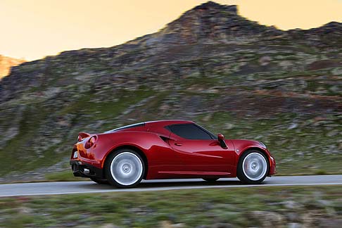 Alfa Romeo - Alfa Romeo 4C offre in abbinamento al motore un sistema di trasmissione evoluto come il cambio 6 marce a doppia frizione a secco Alfa TCT.