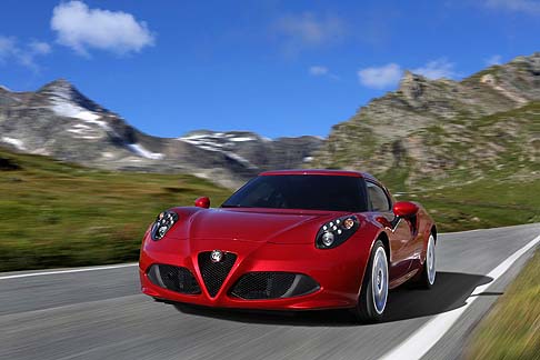 Alfa Romeo - La vettura adotta uno schema di sospensioni che utilizza soluzioni tecniche del mondo delle corse, per offrire il massimo drive-to-fun. 