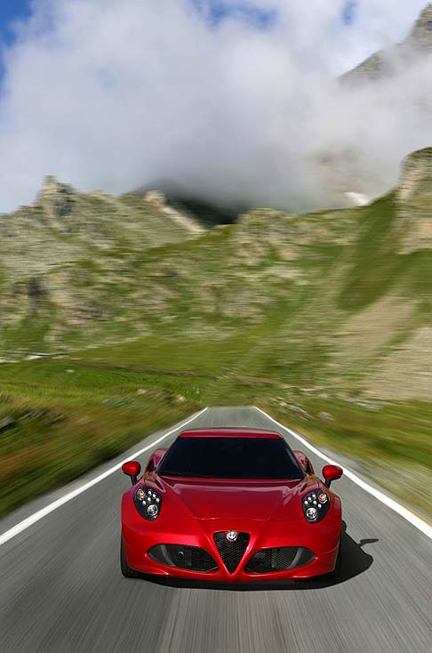 Alfa Romeo - Limpianto frenante dellAlfa Romeo 4C si distingue per efficacia e affidabilit, grazie alla presenza di dei dischi autoventilanti, forati e completi di pinza Brembo sullanteriore di tipo ibrido con campana in alluminio e corona in ghisa.