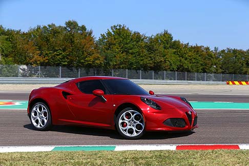 Alfa Romeo - Lofferta includer una versione essenziale, che proporr di serie: selettore D.N.A. evoluto, quadro strumenti con tecnologia TFT e indicatore pressione turbo, temperatura olio e Gmeter, sedili sportivi in tessuto, volante in pelle con shift paddles.