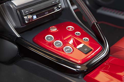 Alfa Romeo - Il cambio  sequenziale elettroattuato a 6 rapporti con comando a palette, il differenziale a slittamento limitato e i freni autoventilanti sono generosamente dimensionati.