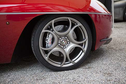 Alfa Romeo - Le prestazioni sono da supercar: accelerazione da 0 a 100 km/h in 4,2 secondi e velocit massima di 290 km/h. 