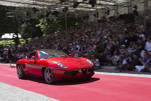Alfa Romeo - L'architettura  a motore anteriore centrale, cambio transaxle e trazione posteriore, e garantisce una distribuzione ottimale del carico 49-51% tra avantreno e retrotreno.