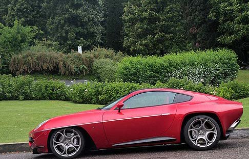 Alfa Romeo - Le sospensioni sono a quadrilatero, con portamozzi e bracci in alluminio forgiato e puntone supplementare al posteriore per il controllo della convergenza. 