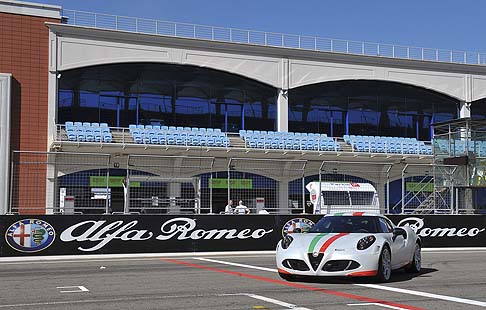 Alfa Romeo - Per celebrare la rinnovata partnership, Alfa Romeo offrir a tutte le squadre di SBK e ai titolari degli accrediti permanenti della stagione condizioni preferenziali per acquistare un'Alfa Romeo nel 2014. 