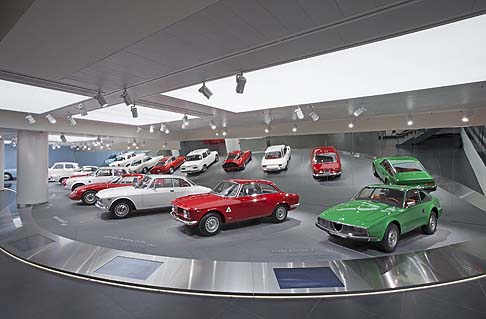 Alfa Romeo - Lelemento chiave  rappresentato dalla struttura rossa che attraversa tutto il complesso e vocativa del colore rosso Alfa, da sempre identificativo per tutti i suoi modelli.