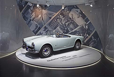 Alfa Romeo - Alfa Romeo Giulietta Spider - lessenza del marchio  condensata in 3 principi: la Timeline, che rappresenta la continuit industriale; la Bellezza, che unisce stile e design; la Velocit, sintesi di tecnologia e leggerezza.