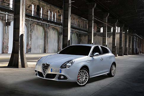 Alfa Romeo - Stile, prestazioni e soluzioni tecniche allavanguardia caratterizzano le nuove generazioni dei modelli MiTo e Giulietta, punti di riferimento della gamma Alfa Romeo, che attraverso il loro restyling mira a rinnovare la leadership del mercato.