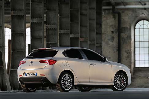 Alfa Romeo - Alfa Romeo mette, inoltre, a disposizione diversi pack per personalizzare ulteriormente la propria Giulietta. Style, Visibility, Comfort, Lusso, Premium, Business, Sport e QV Sportiva propongono tante soluzioni su misura.