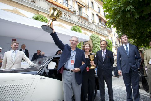 Alfa Romeo - La vettura, particolarmente rara,  un coup realizzato dal carrozziere Figoni presentata per la prima volta a Parigi nel 1933, che si aggiudic diversi concorsi deleganza e che nel 1935, con una carrozzeria leggera, vinse anche la 24 ore di Le Mans.