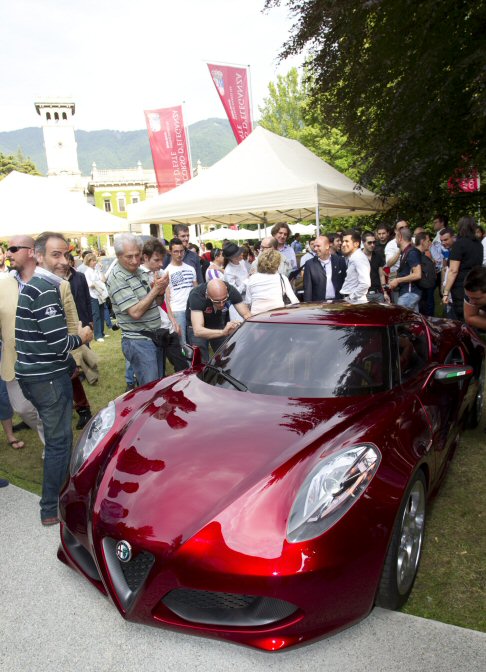 Alfa Romeo - Nata dallesperienza maturata dal marchio con lAlfa Romeo 8C Competizione e con la 8C Spider (con le quali condivide la trazione posteriore) la 4C rappresenta lessenza della sportivit e tutto lo stile del made in Italy.