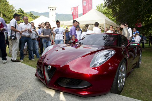 Alfa Romeo - La concept presenta la formula dei coup trazione posteriore a 2 posti secchi con motore in posizione centrale, una lunghezza di circa 4 metri e un passo inferiore a 2,4 metri, che esaltano le doti dinamiche.