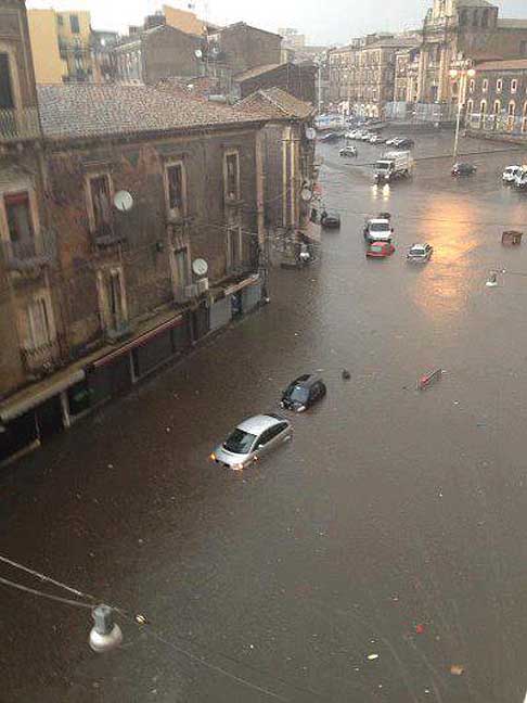Nubifragio - Alluvione a Catania con le auto sommerse dallacqua