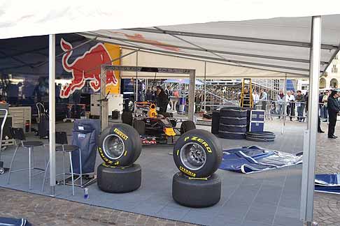 Red Bull - Area paddock con la monoposto Red Bull e gomme slick Pirelli P zero