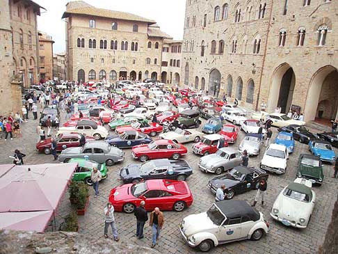 raduno auto - Raduno finale di auto depoca a Volterra in Piazza Priori per lAsi Autoshow 2012