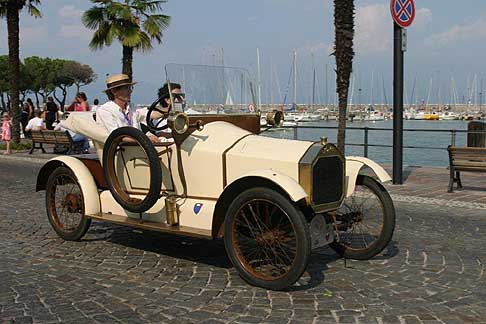 Auto storiche - Asi Autoshow 2012 auto storiche che sfevviano su un percorso suggestivo che si articoler tra le strade della Toscana e quelle dellUmbria