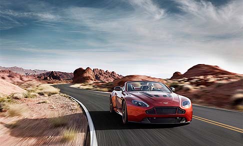 Aston Martin  - Il divertimento alla guida  assicurato con la nuova potente ed emozionale Aston Martin V12 Vantage S Roadster, attesa sul mercato globale alla fine del 2014.