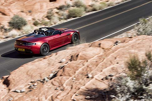 Aston Martin - La nuova Roadster mantiene le stesse proporzioni compatte della versione precedente, mentre caratteristiche come le lamelle pronunciate sul cofano e passaruota allargati sono inedite.