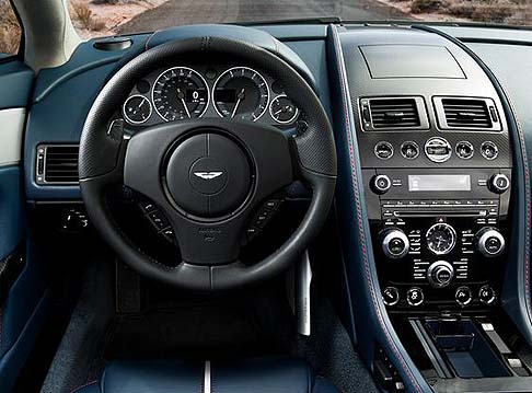 Aston Martin - Aston Martin sta elaborando per la V12 Vantage S Roadster uno speciale programma di personalizzazione Q by Aston Martin Collection che comprende funzionalit su misura in linea con il carattere della vettura.